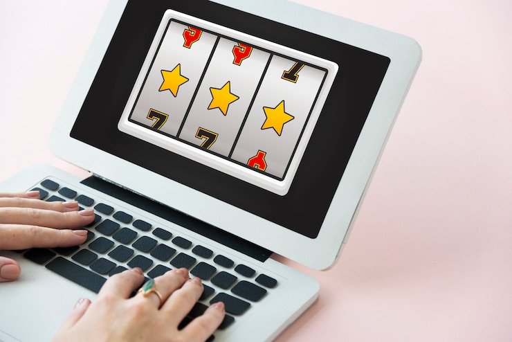 Simbol keamanan digital dan perlindungan data di platform hiburan